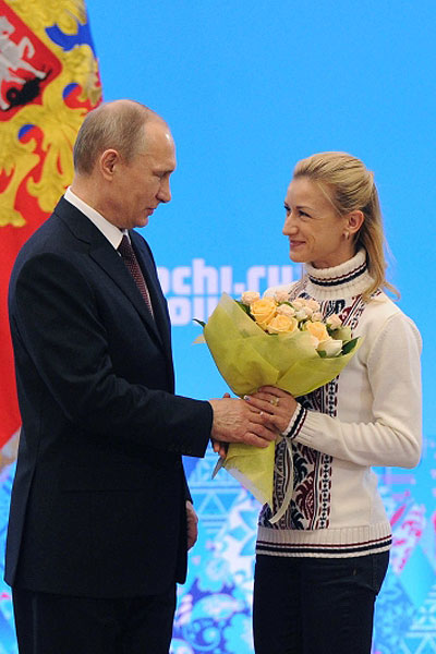Владимир Путин и двукратная олимпийская чемпионка в фигурном катании Татьяна Волосожар во время церемонии награждения российских призеров XXII зимних Олимпийских игр в Сочи.