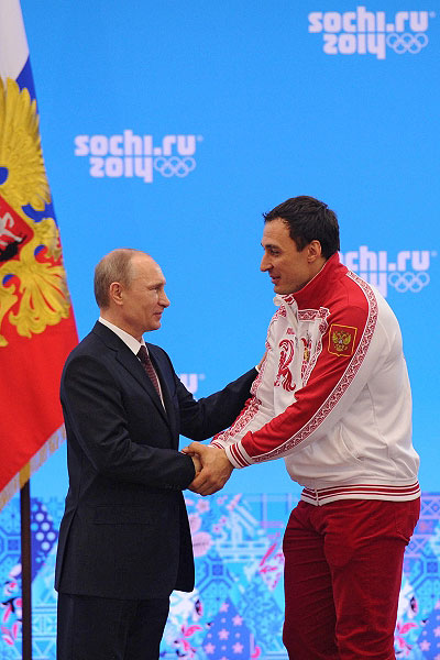 Владимир Путин  и двукратный олимпийский чемпион в бобслее Алексей Воевода во время церемонии награждения российских призеров XXII зимних Олимпийских игр в Сочи.