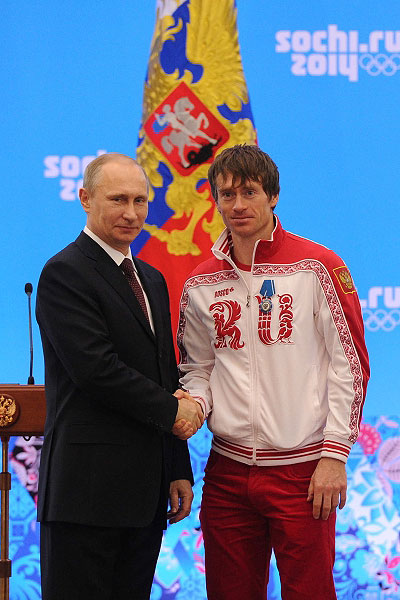 Владимир Путин и трехкратный серебряный призер олимпийских игр в лыжных гонках Максим Вылегжанин во время церемонии награждения российских призеров XXII зимних Олимпийских игр в Сочи.