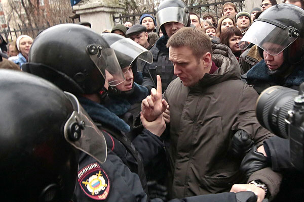 Сотрудники полиции задерживают политика Алексея Навального у здания Замоскворецкого суда Москвы, где ожидается вынесение приговора по так называемому болотному делу о беспорядках на Болотной площади 6 мая 2012 года.
