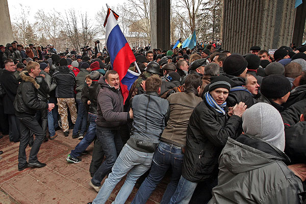 Участники митинга у здания верховного совета Крыма в Симферополе.