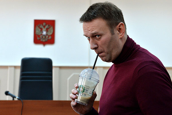 Оппозиционный политик Алексей Навальный во время рассмотрения ходатайства следствия о его домашнем аресте в Басманном суде Москвы.