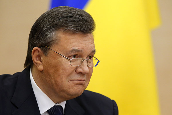 У Януковича нет ответа на вопрос, считает ли Путин его действующим президентом. Но он считает, что Россия не может быть безучастна к проблемам такого крупного партнера, как Украина. И Россия должна использовать все способы для того, чтобы предотвратить террор на Украине. При этом Янукович говорит, что он категорически против вторжения российских войск на территорию Украины.