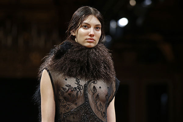 Показ осенне-зимней коллекции 2014-2015 ирландского дизайнера Sharon Wauchob.