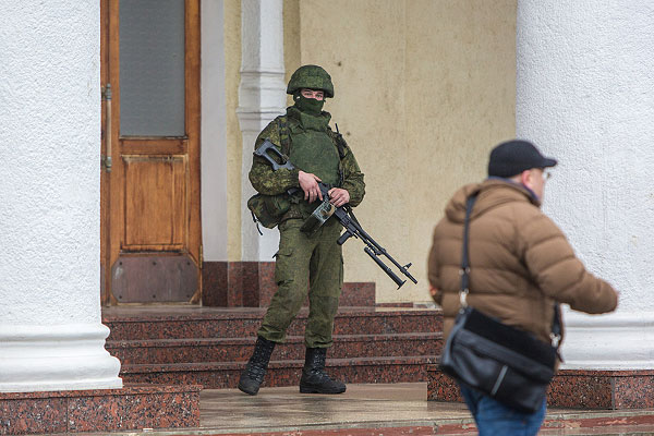 Вооруженный человек у здания аэропорта Симферополя.