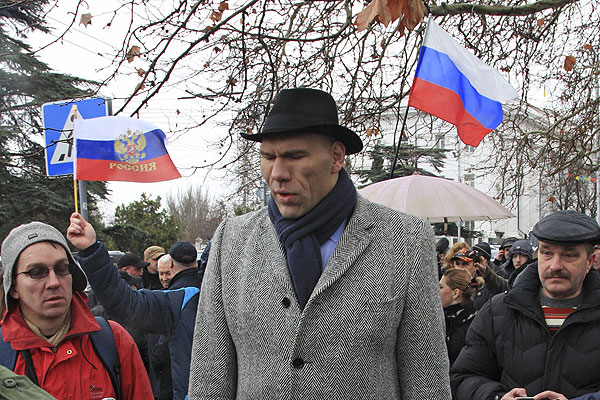 Николай Валуев идет по Севастополю.