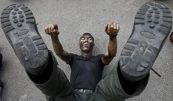 Тайский полицейский во время учений по противодействию терроризму. Антитеррористические учения в Бангкоке проходят четыре месяца и в них принимают участие 89 лучших "коммандос".