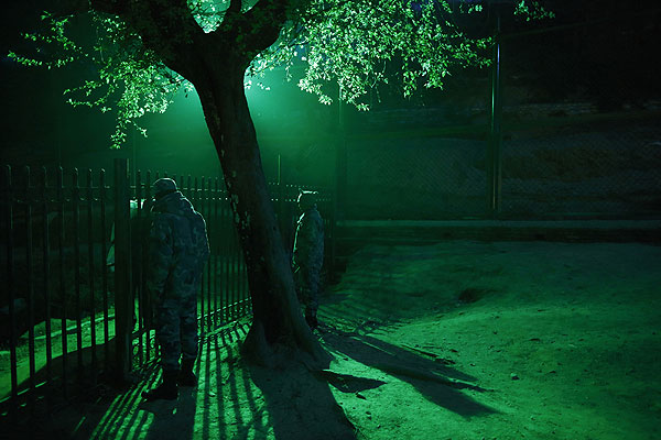 Непальские полицейские патрулируют участок рядом с одним из храмов Катманду.