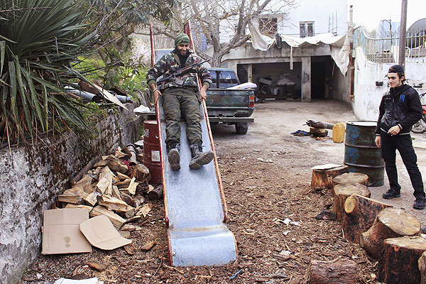 Ничто человеческое и детское не чуждо солдатам Армии Освобождения Сирии.