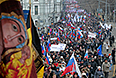 Участники молодежных и ветеранских патриотических организаций во время шествия в Москве в поддержку соотечественников на Украине.