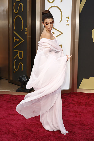 Пенелопа Крус в шелковом платье от Giambattista Valli Haute Couture.