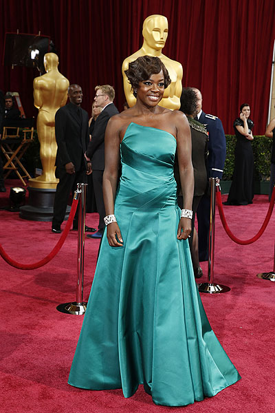 Виола Дэвис в платье цвета "ультрамарин" от Escada.