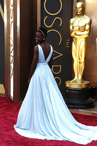 Лапита Нионго в платье от Prada.