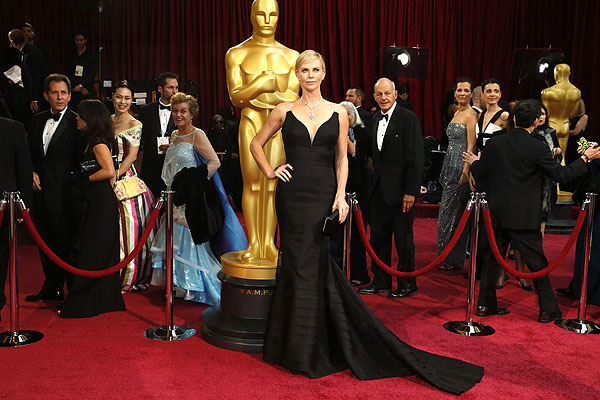 Шарлиз Терон в платье от Dior и украшениях от Harry Winston стоимостью около $15 миллионов.