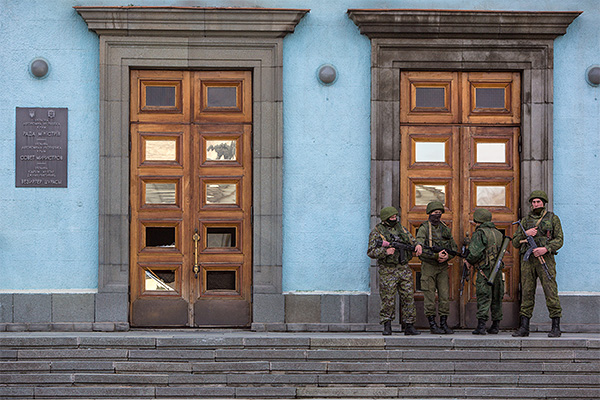 Вооруженные люди у правительственного здания.