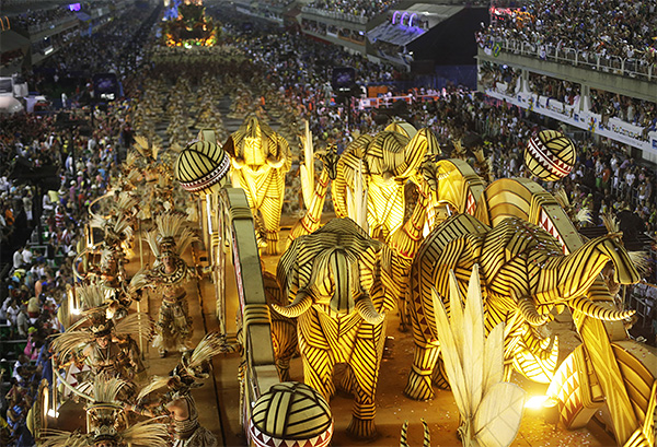 Вид на проходящих участников ежегодного карнавала в Рио.