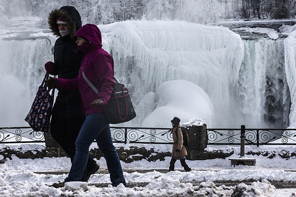 Замерзший Ниагарский водопад - вид с американской стороны.