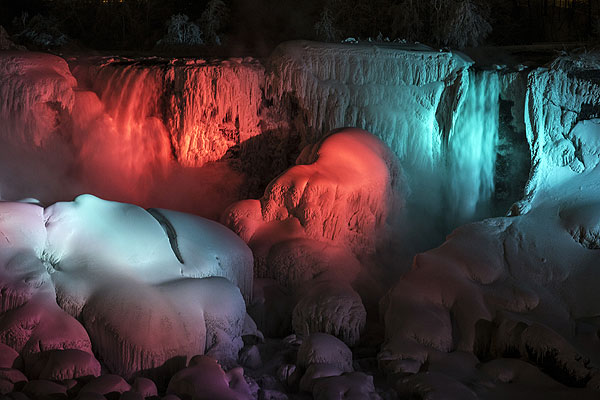 Замерзший Ниагарский водопад в Онтарио подсветили цветными огнями.