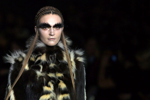 Показ осенне-зимней коллекции 2014-2015 британского дизайнера Sarah Burton для модного дома Alexander McQueen.