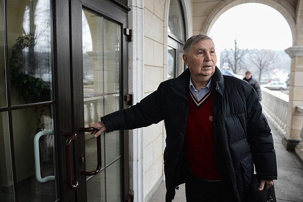 Заслуженный тренер СССР Виктор Тихонов перед началом заседания Исполкома Федерации хоккея России.