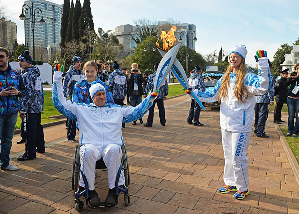 Инструктор-методист МБУ "ФСЦ для людей с ограниченными возможностями здоровья" Олег Стекольников во время эстафеты паралимпийского огня в Сочи.