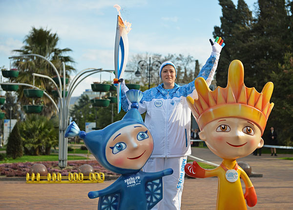 Заместитель директора департамента физической культуры и спорта администрации города Сочи Галина Мацнева во время эстафеты паралимпийского огня в Сочи.