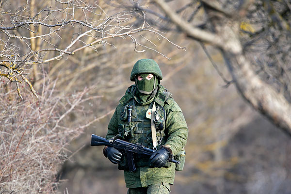 Военный возле украинской военной базы в селе Перевальное.