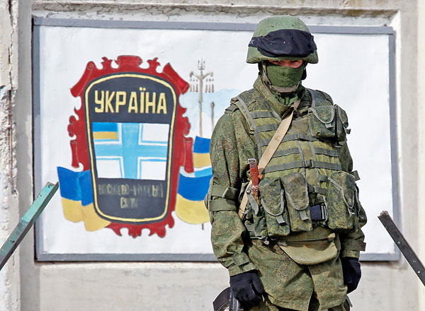 Военнослужащий стоит на страже возле украинской военной базы в селе Перевальное.