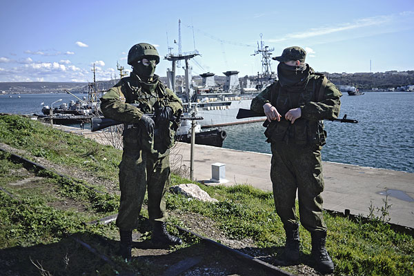 Военнослужащие на берегу в районе Севастопольской бухты.