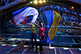 Болельщики с российским и украинским флагами перед началом церемонии открытия XI зимних Паралимпийских игр в Сочи.