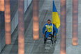 Знаменосец сборной Украины Михайло Ткаченко во время парада атлетов и членов национальных делегаций на церемонии открытия XI зимних Паралимпийских игр в Сочи.