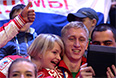 Болельщики сборной России фотографируются перед началом церемонии открытия XI зимних Паралимпийских игр в Сочи.