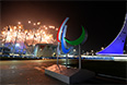 Салют над стадионом "Фишт" во время церемонии открытия XI зимних Паралимпийских игр в Сочи.