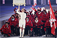 Представители Канады во время парада атлетов и членов национальных делегаций на церемонии открытия XI зимних Паралимпийских игр в Сочи.