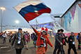Зрители прибывают на церемонию открытия XI зимних Паралимпийских игр.