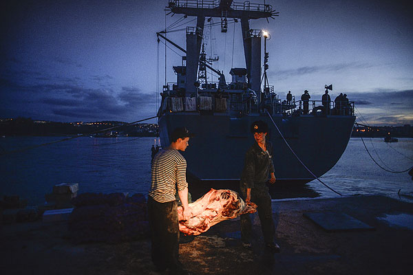 Погрузка продовольствия на корабль военно-морских сил Украины "Славутич" в порту Севастополя.