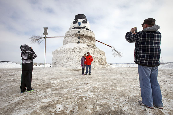 Туристы фотографируют гигантского снеговика по прозвищу "Дедуля" в Миннесоте. "Дедуля" "вырос" спонтанно из большого сугроба, сваленного местным фермером.