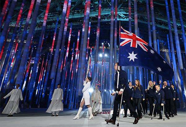 Представители Австралии во время парада атлетов и членов национальных делегаций на церемонии открытия XI зимних Паралимпийских игр в Сочи.