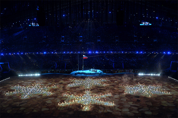 Артисты во время театрализованного представления на церемонии открытия XI зимних Паралимпийских игр в Сочи.