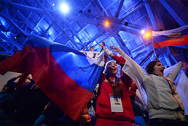 Российские болельщики перед началом церемонии открытия XI зимних Паралимпийских игр в Сочи.