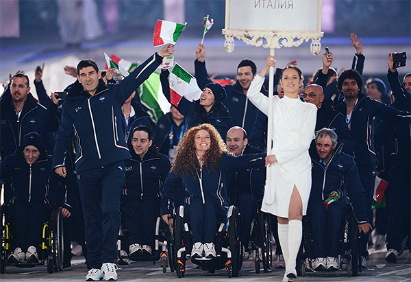 Представители Италии во время парада атлетов и членов национальных делегаций на церемонии открытия XI зимних Паралимпийских игр в Сочи.