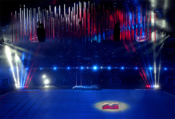 Артисты во время театрализованного представления на церемонии открытия XI зимних Паралимпийских игр в Сочи.