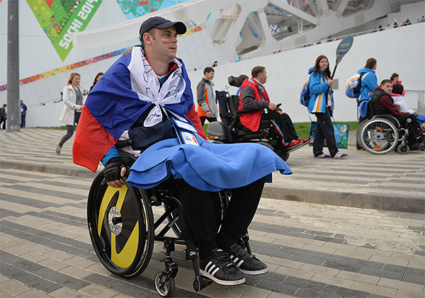 Зрители прибывают на церемонию открытия XI зимних Паралимпийских игр.