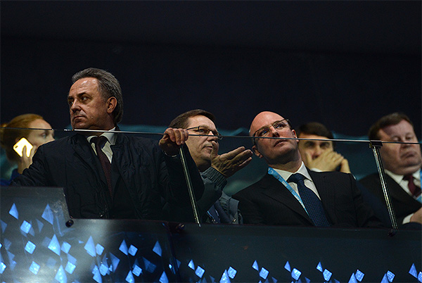 Министр спорта РФ Виталий Мутко, президент Олимпийского комитета России, первый заместитель председателя Госдумы РФ Александр Жуков, глава АНО "Оргкомитет "Сочи 2014" Дмитрий Чернышенко , помощник президента РФ Игорь Левитин и полномочный представитель президента РФ в Южном федеральном округе Владимир Устинов (слева направо) перед началом церемонии открытия XI зимних Паралимпийских игр в Сочи.