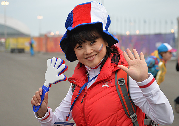 Зрители прибывают на церемонию открытия XI зимних Паралимпийских игр.