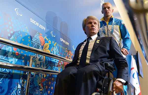 Президент Национального паралимпийского комитета (НПК) Украины Валерий Сушкевич (слева) и член паралимпийской сборной Украины Григорий Вовчинский после пресс-конференции перед началом XI зимних Паралимпийских игр в Сочи.