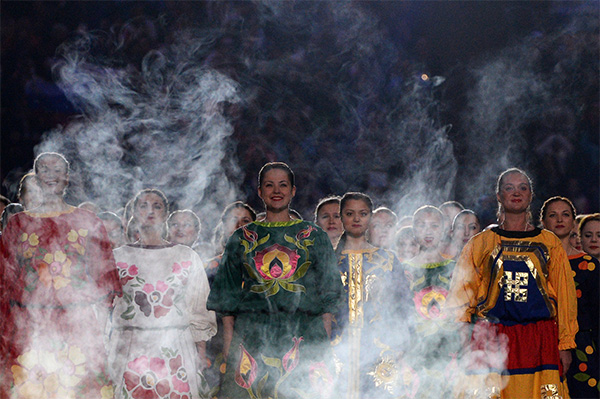 Артисты во время театрализованного представления на церемонии открытия XI зимних Паралимпийских игр в Сочи.