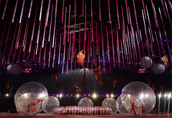 Артисты во время театрализованного представления на церемонии открытия XI зимних Паралимпийских игр в Сочи.