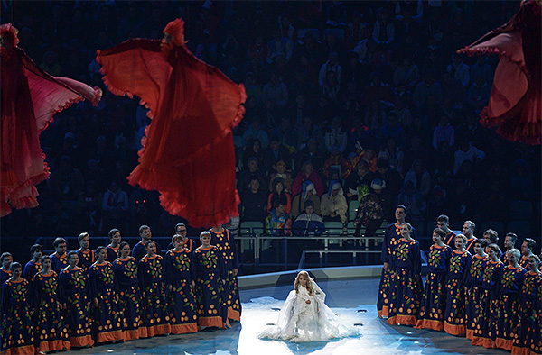 Артисты во время театрализованного представления на церемонии открытия XI зимних Паралимпийских игр в Сочи.