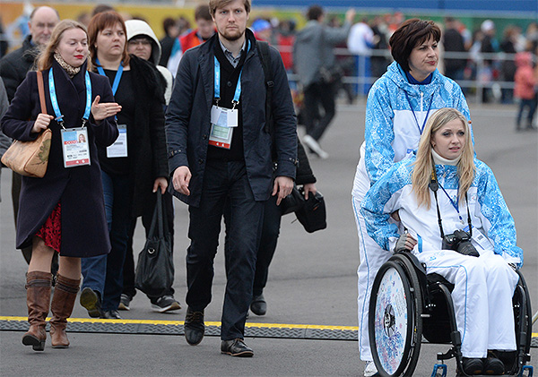 Зрители прибывают на церемонию открытия XI зимних Паралимпийских игр.